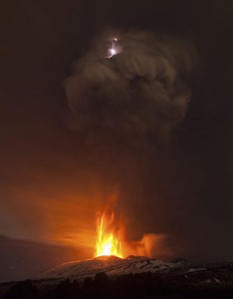 Italie: l'Etna connaît une éruption impressionnante