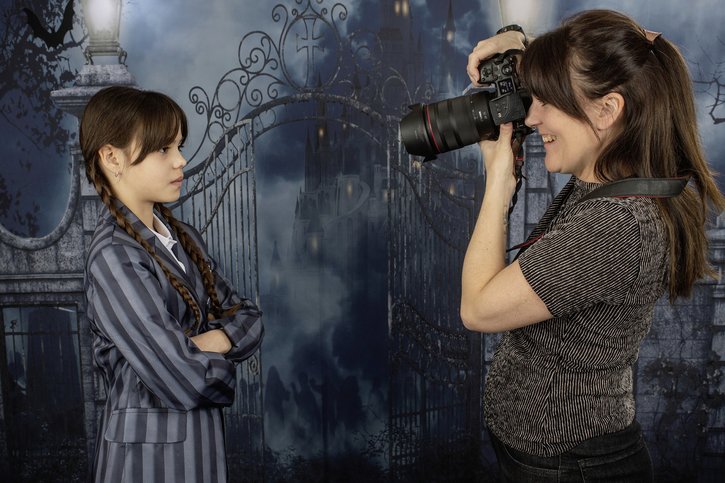 La photographe Cécile Francey propose des portraits aux airs de Mercredi Addams