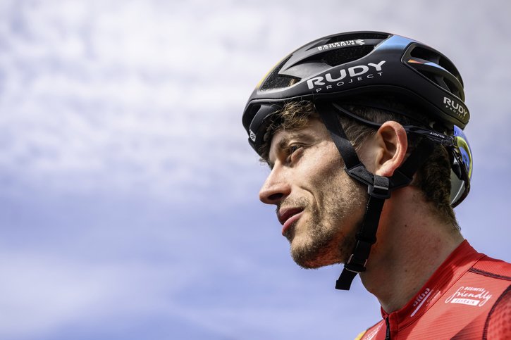 Décès de Gino Mäder: le monde du cyclisme en larmes