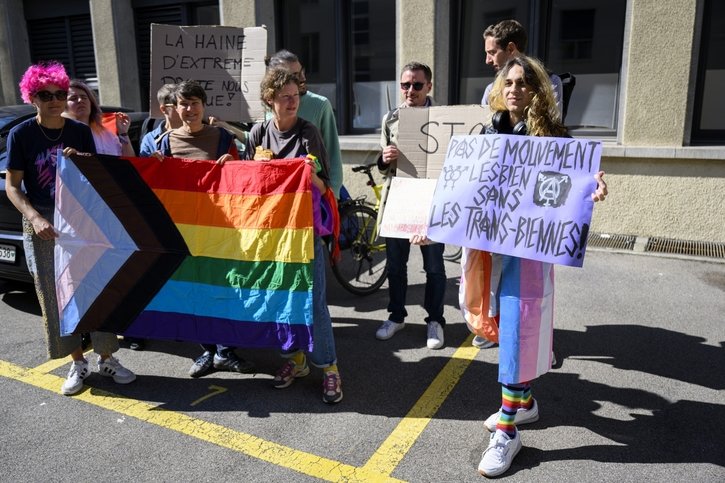 Fribourg: Accusé d'avoir placardé des autocollants anti-LGBT, il invoque la liberté d'expression