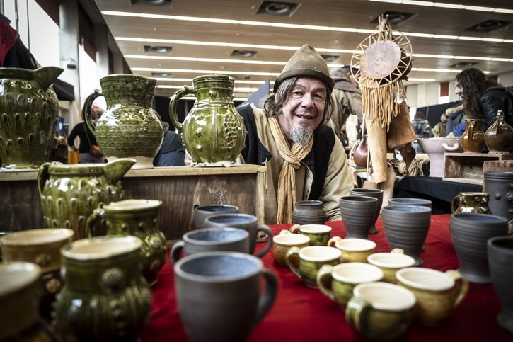 Fribourg: Zoom sur des artisans qui reproduisent des pièces historiques au Marché médiéval, viking et fantastique