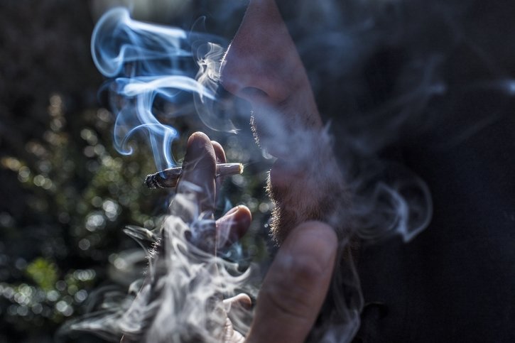 Tribunal cantonal: Il perd son permis de conduire après avoir confessé fumer du cannabis et sniffer parfois de la cocaïne