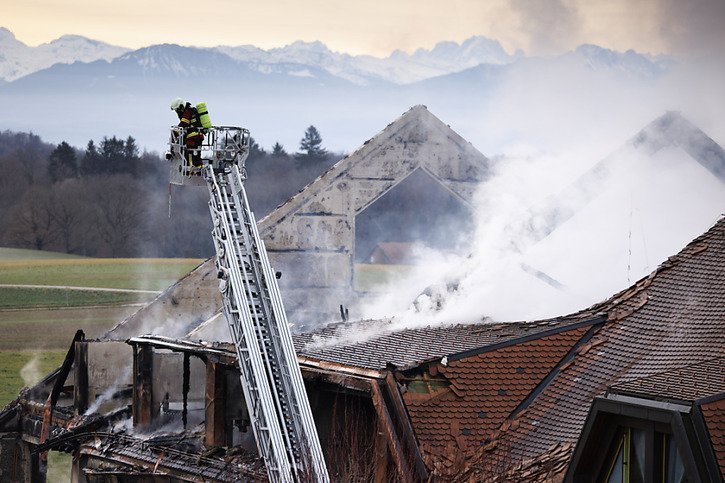 Le feu a pu être maîtrisé en milieu de matinée. © KEYSTONE/VALENTIN FLAURAUD