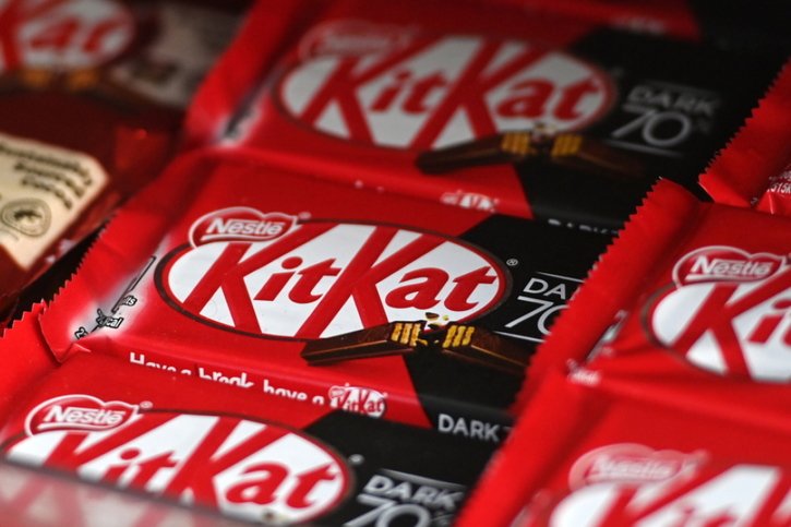 La marque de barres chocolatées Kitkat a porté l'activité confiserie du géant alimentaire Nestlé en 2023 (archives). © KEYSTONE/EPA/ANDY RAIN