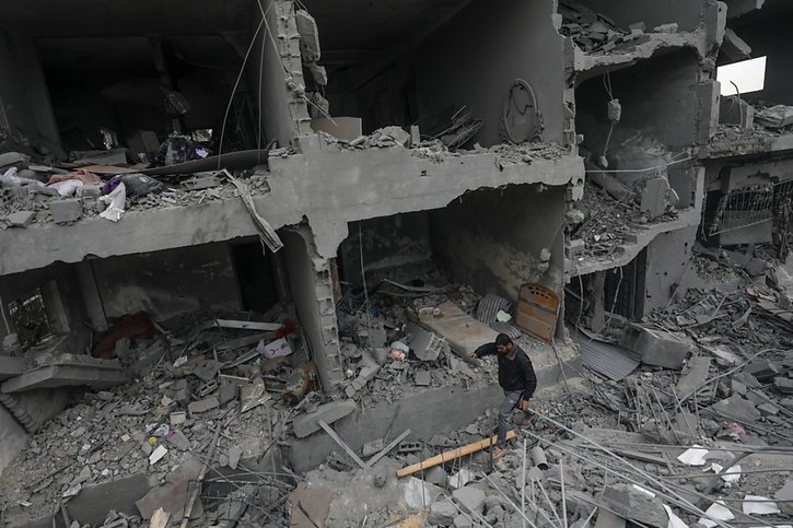 Le ministère de la Santé du Hamas a affirmé que les bombardements au sud de Gaza avaient fait 110 morts dans la nuit de jeudi à vendredi. © KEYSTONE/EPA/MOHAMMED SABER