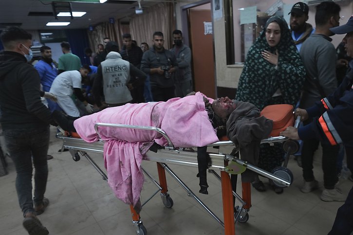 Des personnes blessées dans un bombardement israélien sur Deir al Balah sont amenées à l'hôpital Al Aqsa. © KEYSTONE/AP/Adel Hana