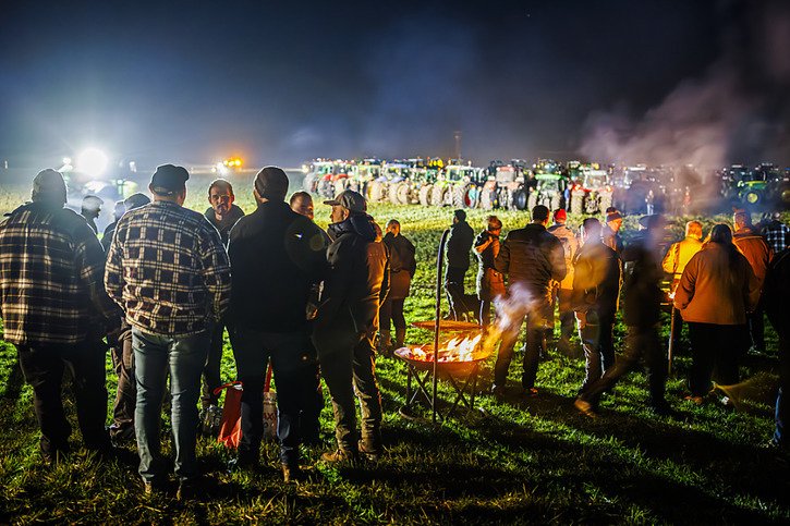 Le grand rassemblement de tracteurs de jeudi soir sur sol vaudois a convergé dans un champ agricole entre Echallens et Goumoëns-la-Ville. © Keystone/VALENTIN FLAURAUD