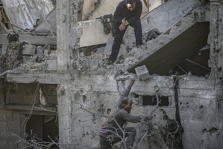 l'armée israélienne a poursuivi ses bombardements par air et terre sur plusieurs secteurs du territoire palestinien qu'elle assiège depuis près de cinq mois, faisant à nouveau au moins 100 morts, dont des femmes et des enfants, selon le ministère de la Santé du Hamas. © KEYSTONE/EPA/MOHAMMED SABER