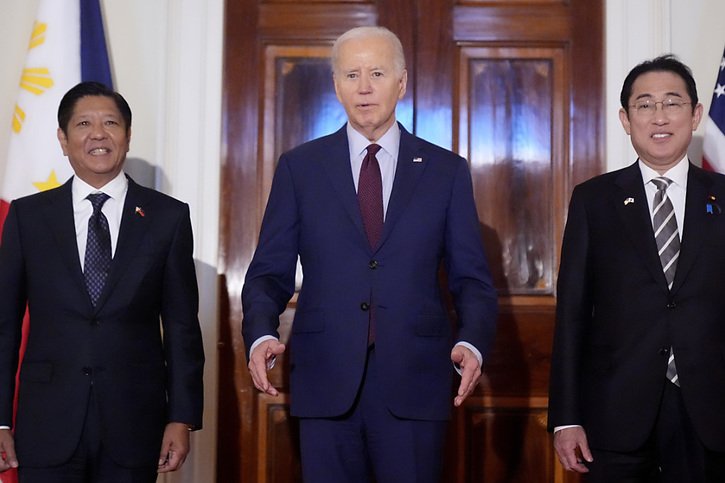 Le président américain Joe Biden (centre) a rencontré le président philippin Ferdinand Marcos (à gauche) et le Premier ministre japonais Fumio Kishida (à droite) lors d'un sommet trilatéral inédit à la Maison Blanche. © KEYSTONE/AP/Mark Schiefelbein