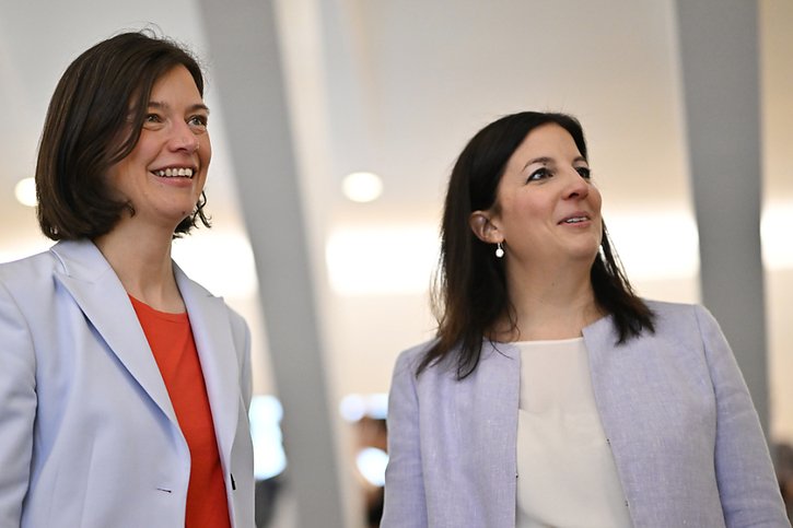 Bettina Surber (à gauche), a obtenu 47'674 voix. © KEYSTONE/Gian Ehrenzeller