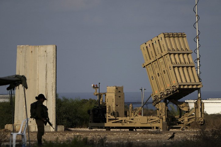 Israël dit avoir intercepté 99% des tirs vers le pays. © KEYSTONE/AP/Ariel Schalit