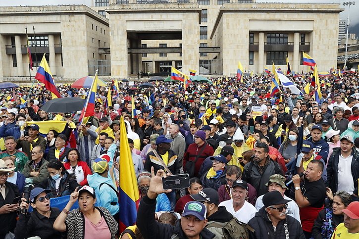 Dans la capitale, malgré la pluie, des dizaines de milliers de manifestants se sont dirigés vers la place de Bolivar, voisine du siège de la présidence. © KEYSTONE/EPA/Mauricio Duenas Castaneda