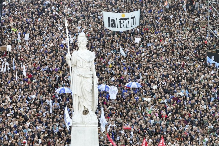 Entre 100'000 et 150'000 personnes ont protesté à Buenos Aires, selon une source policière. © KEYSTONE/AP/Rodrigo Abd