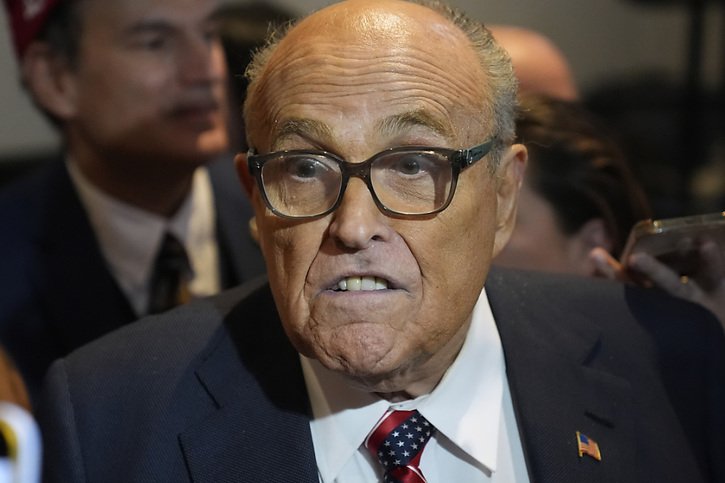 L'ancien avocat personnel de Donald Trump, Rudy Giuliani, figure parmi les personnes inculpées (archives). © KEYSTONE/AP/Matt Rourke