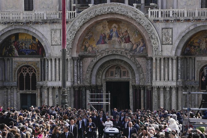 Le pape François arrivant sur la place Saint-Marc, où il a célébré une messe devant 10'000 fidèles. © KEYSTONE/AP/Alessandra Tarantino