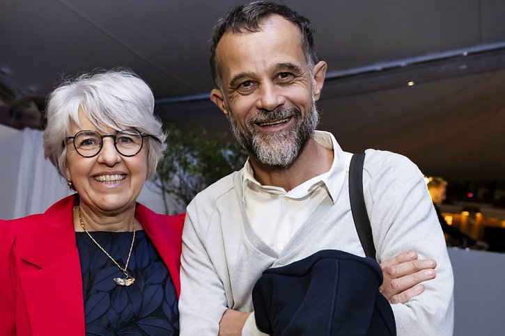 La conseillère fédérale Elisabeth Baume-Schneider avec le réalisateur valaisan Claude Barras, avant la projection de son nouveau film "Sauvages" au Festival de Cannes vendredi. © KEYSTONE/JEAN-CHRISTOPHE BOTT