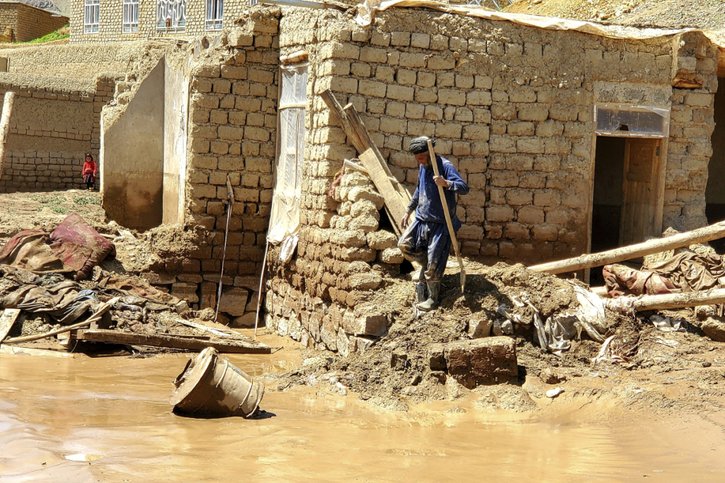 Dans la province de Ghor, dans l'ouest du pays, de fortes précipitations vendredi ont fait 55 morts, selon un bilan provisoire officiel, tandis que plus de 3000 maisons ont été détruites © KEYSTONE/AP/Omid Haqjoo