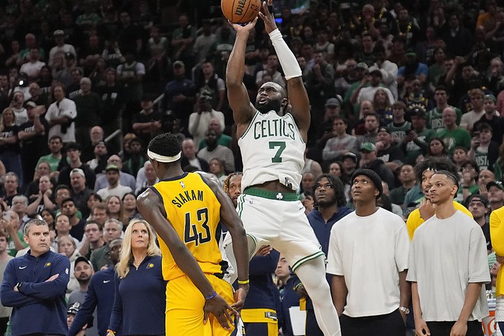 Le panier à trois points de Jaylen Brown à six secondes de la sirène finale a permis aux Celtics d'arracher une prolongation. © KEYSTONE/AP/Charles Krupa