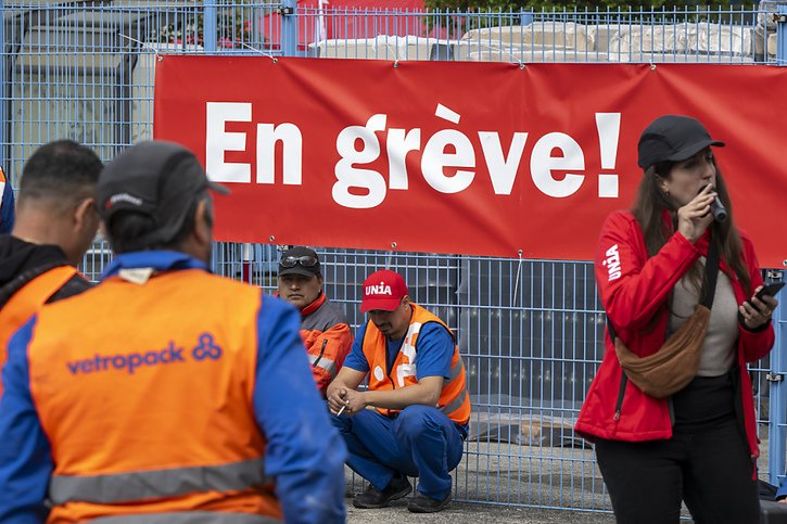 Les salariés de Vetropack se sont mis en grève vendredi à St-Prex. © KEYSTONE/MARTIAL TREZZINI