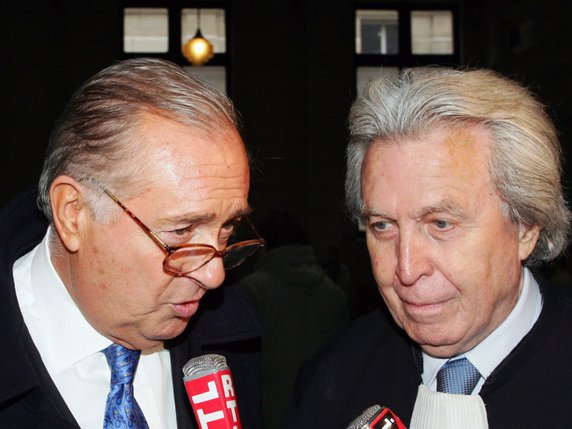 L'avocat Paul Lombard (à droite) dans un tribunal parisien en 2004 (archives). © Keystone/AP/LAURENT EMMANUEL
