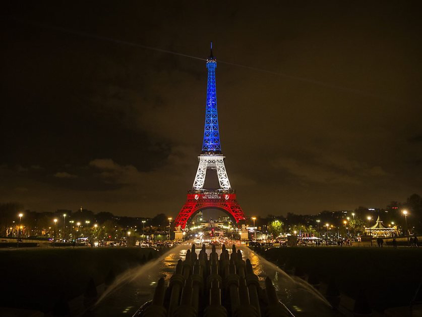 Un mur de verre pour protéger la tour Eiffel - BBC News Afrique