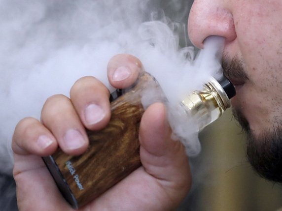 Les liquides de cigarettes électroniques contenant de la nicotine ne seront plus accessibles aux mineurs (image d'illustration). © KEYSTONE/AP/FRANK AUGSTEIN