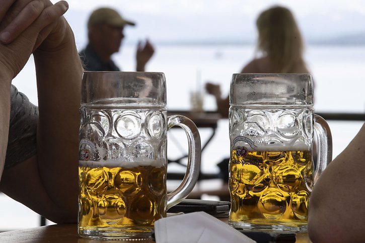 En Terrasse Au Cinema Ou A La Piscine La Vie Reprend En Allemagne La Liberte