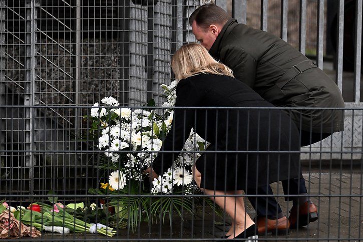 La ministre de l'Intérieur Nancy Faeser a déposé des fleurs sur les lieux de la tuerie à Hambourg. © KEYSTONE/EPA/FILIP SINGER