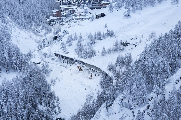 La ligne ferroviaire entre Täsch - Zermatt (VS) a été temporairement fermée samedi matin suite à une avalanche (archives). © KEYSTONE/DOMINIC STEINMANN