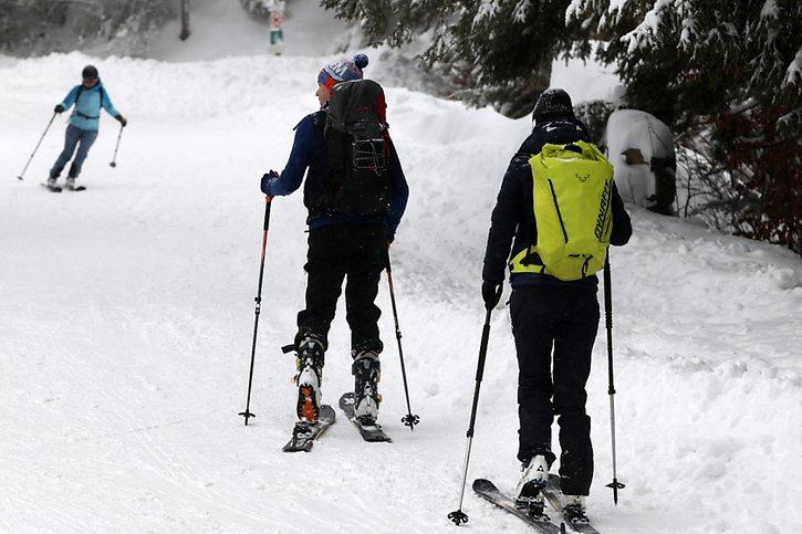 Les randonneurs à skis et les freerideurs sont appelés à rester sur les itinéraires sécurisés (photo symbolique). © KEYSTONE/EPA PAP/GRZEGORZ MOMOT