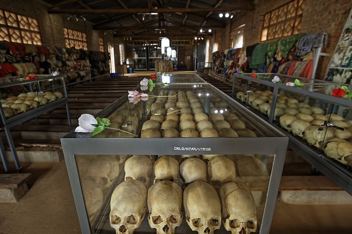 Le génocide commis en 1994 au Rwanda, à l'instigation du régime extrémiste hutu alors au pouvoir, a fait plus de 800'000 morts, essentiellement parmi la minorité tutsi, mais aussi chez les Hutu modérés, selon l'ONU. © KEYSTONE/AP/BEN CURTIS