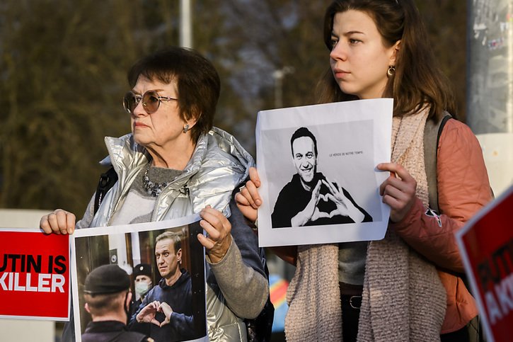 Des dizaines de manifestants à Genève ont appelé à ne pas abandonner la lutte pour les libertés fondamentales en Russie. © KEYSTONE/MARTIAL TREZZINI