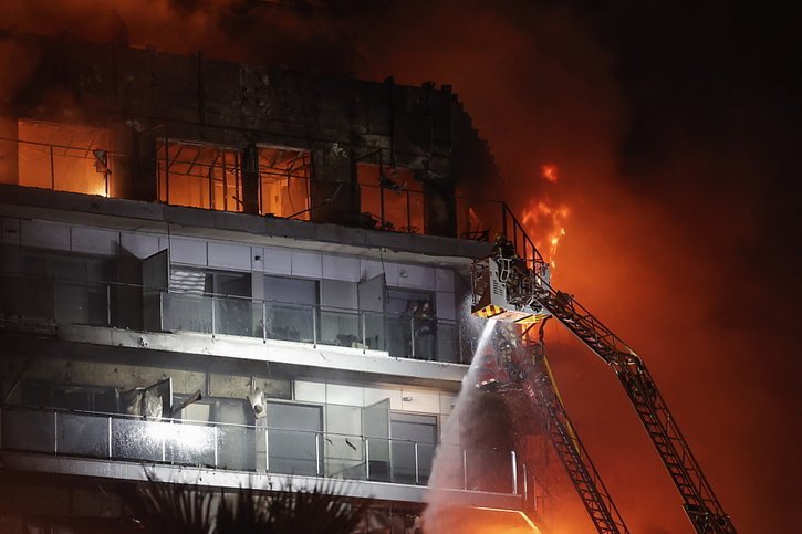 L'incendie s'est déclaré au quatrième étage de l'immeuble de 138 appartements, avant de se propager à grande vitesse aux autres étages par la façade. © KEYSTONE/EPA/MANUEL BRUQUE