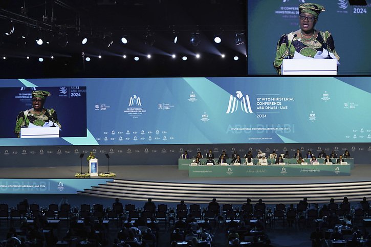 Les membres de l'Organisation mondiale du commerce (OMC) ont négocié toute la nuit à Abou Dhabi pour tenter d'arracher des accords. © KEYSTONE/AP/Jon Gambrell