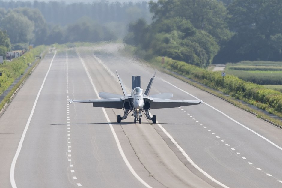 Défense aérienne: Les voitures cèdent la place aux avions de chasse sur l’autoroute