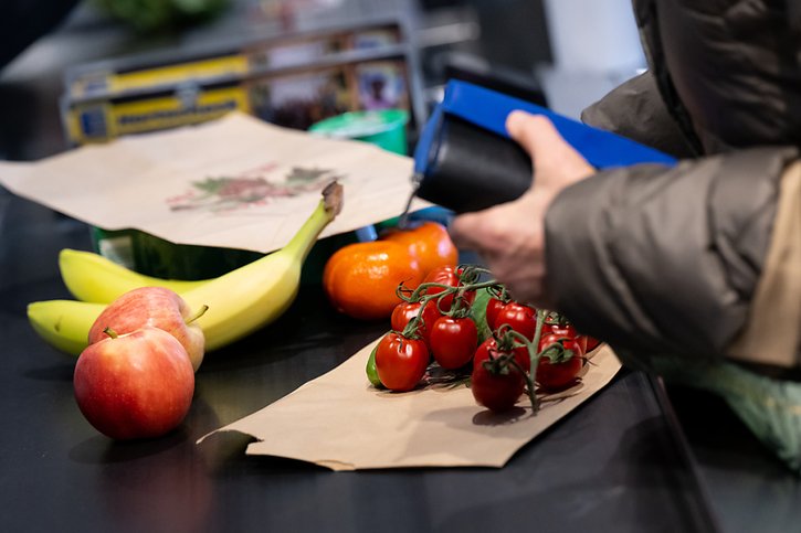 A la caisse en Allemagne, les prix de l'alimentation ont baissé de 0,7% par rapport à mars 2023 (archives). © KEYSTONE/DPA/SVEN HOPPE