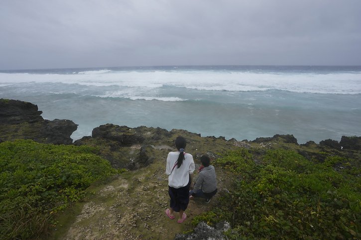Des vagues de plus de trois mètres de haut sont attendues à Okinawa (archives). © KEYSTONE/AP/HIRO KOMAE
