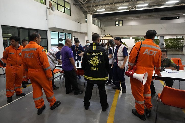 Les secours prêts à intervenir à l'aéroport de Bangkok, après l'atterrissage d'urgence du vol des Singapore Airlines en raison de fortes turbilences. © KEYSTONE/AP/Sakchai Lalit