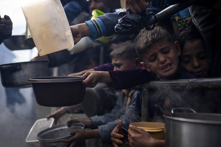 Selon l'ONU, 1,1 million de Palestiniens à Gaza font face à des "niveaux de faim catastrophiques". L'agence onusienne chargée des réfugiés palestiniens, l'Unrwa, a suspendu ses distributions de nourriture à Rafah "en raison du manque de fournitures et de l'insécurité". © KEYSTONE/AP/Fatima Shbair