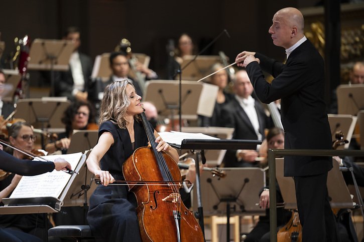 La violoncelliste Sol Gabetta - qui joue sur cette photo à la Tonhalle de Zurich en 2022 -  reçoit le Grand Prix suisse 2024, décerné par l'Office fédéral de la culture. © KEYSTONE/ENNIO LEANZA