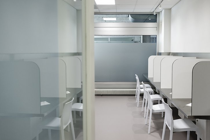 La salle pour les injections de drogues dans la toute nouvelle antenne de l'Espace de consommation sécurisé (ECS) de la Riponne à Lausanne, qui ouvre ses portes ce lundi. © Keystone/JEAN-CHRISTOPHE BOTT