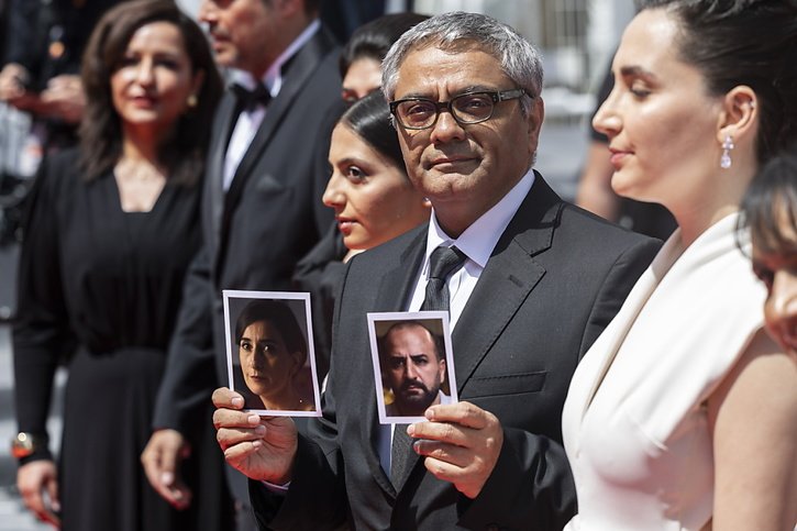 Le cinéaste iranien Mohammad Rasoulof a brandi à Cannes les photos de deux de ses acteurs principaux, Missagh Zareh et Soheila Golestani. © KEYSTONE/EPA/ANDRE PAIN