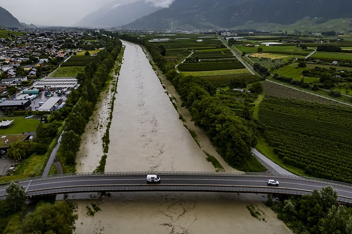 Les inondations en Valais ont aussi un fort impact sur le trafic ferroviaire. © KEYSTONE/JEAN-CHRISTOPHE BOTT