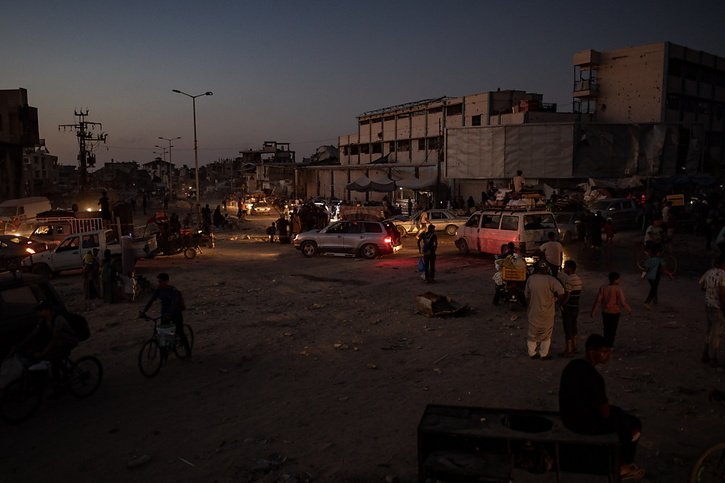 Des déplacés de l'est de Khan Younès dormaient dans la rue à même le sol, selon des témoins. © KEYSTONE/EPA/HAITHAM IMAD