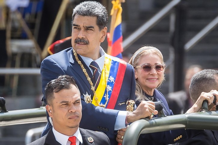 Le Président Maduro (centre) a demandé publiquement à M. Saab de lancer des investigations. © KEYSTONE/EPA/MIGUEL GUTIERREZ