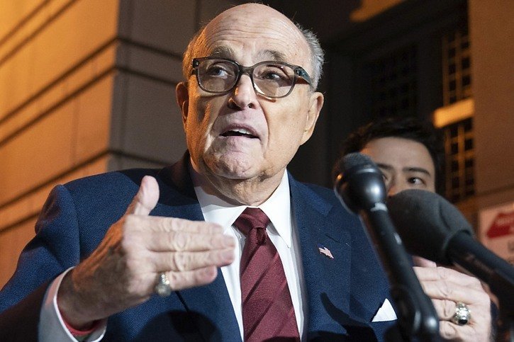 Rudy Giuliani est inculpé dans les Etats de l'Arizona et de Géorgie pour son rôle dans les tentatives d'inverser les résultats de la présidentielle de 2020 et a été radié du barreau du New York pour ses mensonges répétés (archives). © KEYSTONE/AP/Jose Luis Magana