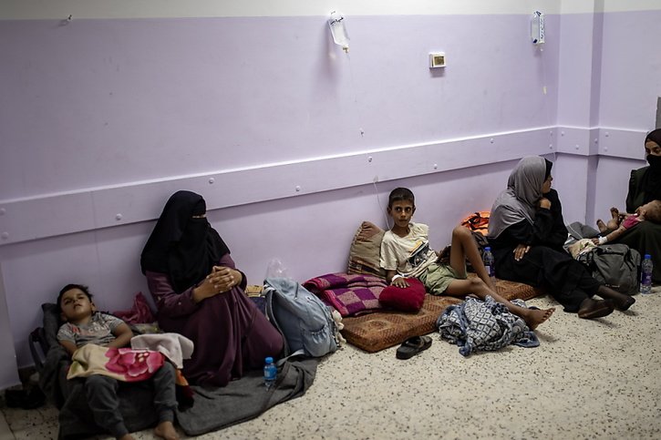 Des enfants souffrant de malnutrition attendent de recevoir un traitement sur le sol de l'hôpital Nasser à Khan Younès. © KEYSTONE/EPA/HAITHAM IMAD