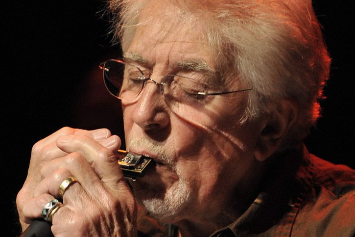 Harmoniciste, claviériste et guitariste, John Mayall fut l'un des principaux acteurs du "blues boom" (archives). © KEYSTONE/AP/Sandro Campardo