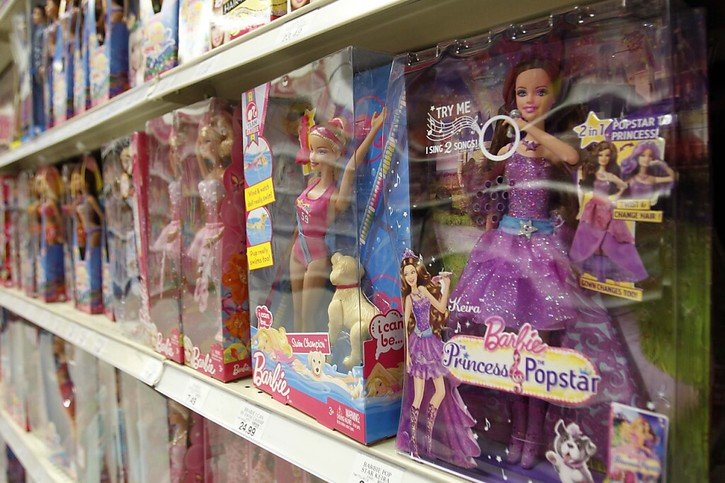 Mattel espère voir ses chiffres se redresser dans les mois à venir grâce à la célébration des 65 ans de Barbie et au lancement prévu de deux nouvelles lignes de la poupée vedette. (archive) © KEYSTONE/AP/Alan Diaz