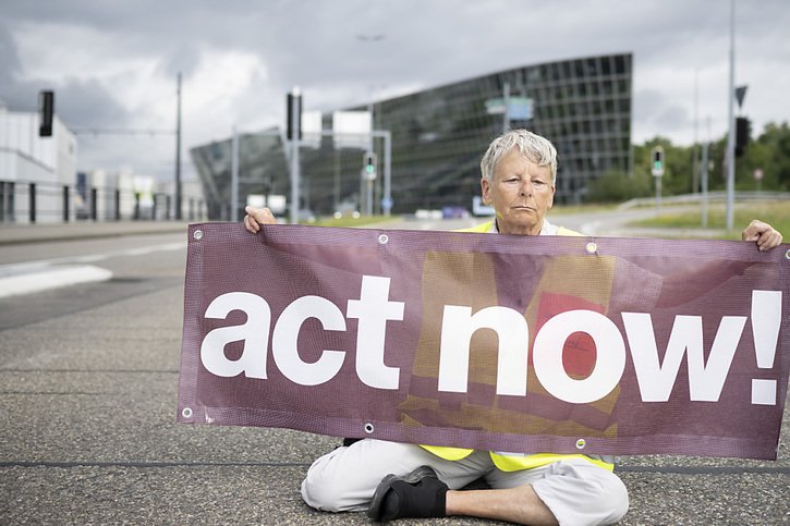 Les militants qui ont boqué la route d'accès à l'aéroport de Zurich étaient des membres des organisations Extinction Rebellion et '"Act Now!". © KEYSTONE/ENNIO LEANZA